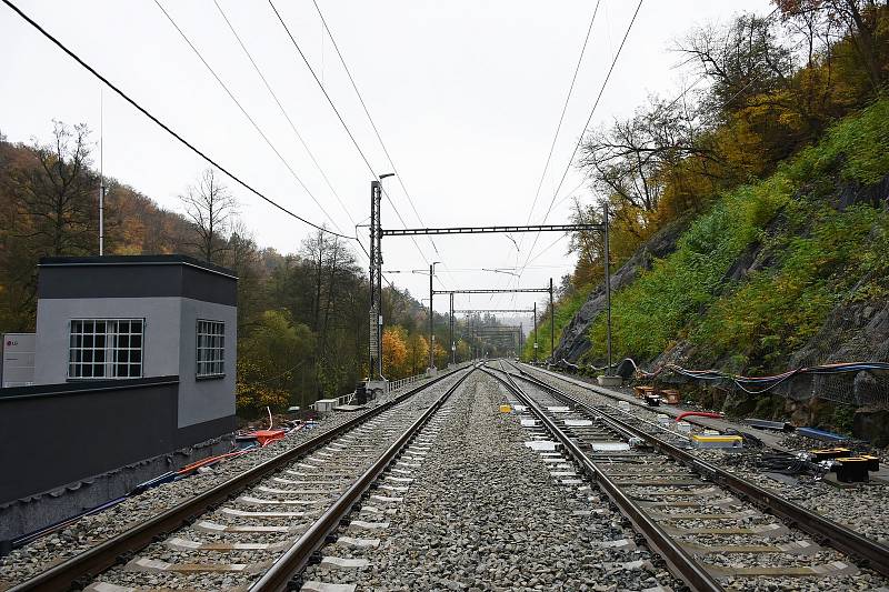 Rekonstrukce železničního koridoru mezi Brnem a Blanskem pokračuje podle plánu. Vlaky tam začnou po roční výluce opět jezdit od 11. prosince. Na snímku úsek Bílovice a Babice nad Svitavou.