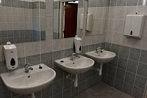 Blanenští investují do oprav ve školách miliony. V základní škole v ulici Salmova letos dělníci naváží další etapou na modernizaci tamních toalet.