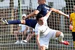 Ve druhém kole Moravskoslezské divize D vyhráli fotbalisté Blanska (modré dresy) v Lanžhotě 1:0.