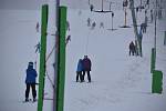 Svah v Olešnici vzali v sobotu první lyžaři útokem. V Hodoníně finišují s úpravou sjezdovky.
