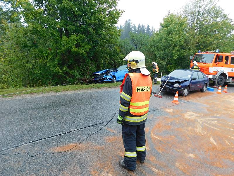 Ve Sloupu bourala dvě auta. Jedno skončilo mimo silnici.