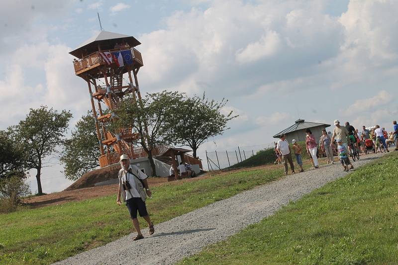 Na horizontu zřícenina boskovického hradu nebo zámek v Černé Hoře. Při dobré viditelnosti jsou na dohled také Jeseníky nebo Pálavské vrchy. Takový rozhled mají turisté, kteří přijedou do Žernovníka. Místní totiž otevřeli novou rozhlednu.