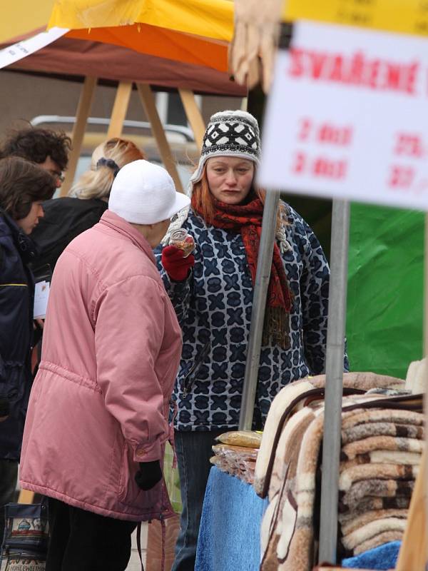 Na náměstí Republiky v Blansku se ve čtvrtek konaly letos poprvé Farmářské trhy.