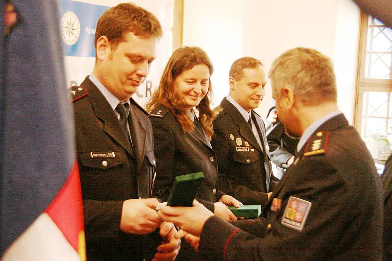 Policisté převzali na blanenském zámku medaile. Za dlouholetou službu.