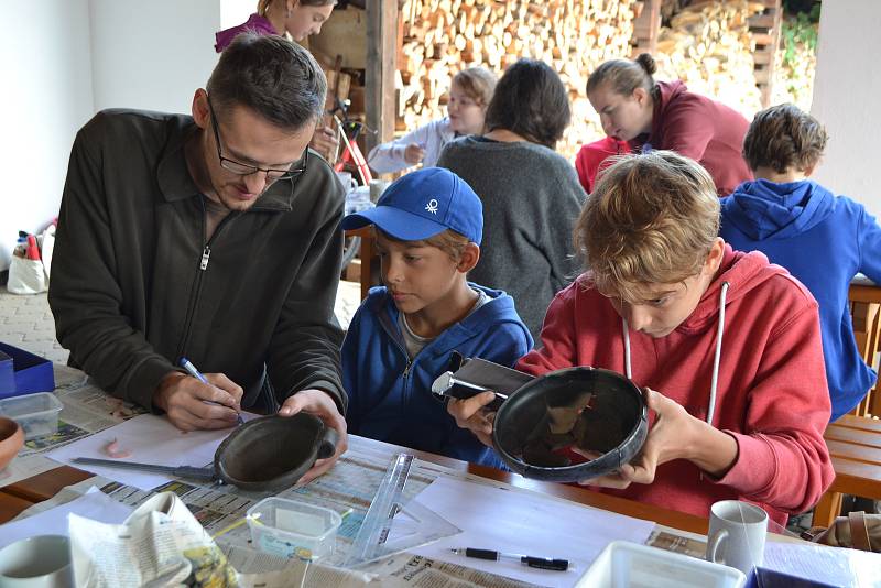 Na tři dny archeologem. V kurzu se naučili určovat stáří nálezů.