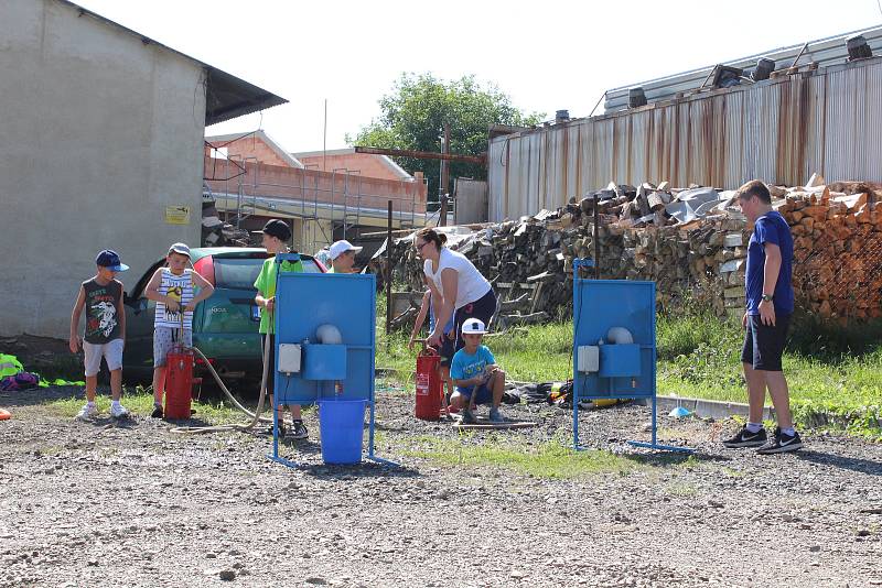 Děti si zkusily disciplíny z hasičských závodů.