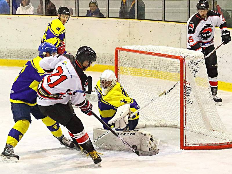 Ve 2. kole krajské hokejové ligy porazila Minerva Boskovice (bílé dresy) Spartak Uherský Brod 5:4