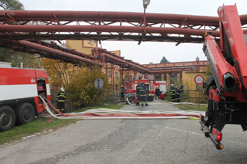 V letovickém průmyslovém areálu zasahovali hasiči u poškozeného stavidla na řece Svitavě.