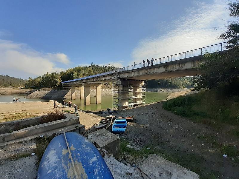 Upuštěná přehrada Křetínka láká i hledače s detektory.