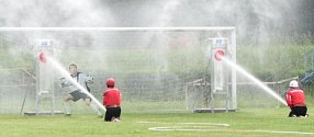  Gólman Blanska si s hasiči rozumí. Na nedávném mistrovství světa vychytal nejvíc vody.