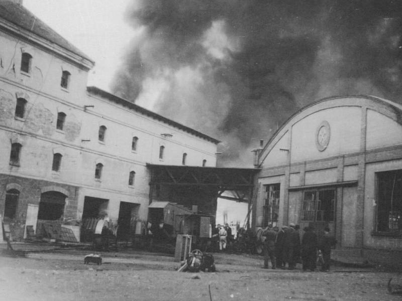 JEŽKOVA TOVÁRNA PO N ÁLETU. Ničícím bombám na konci války neunikla ani továrna v centru města. 