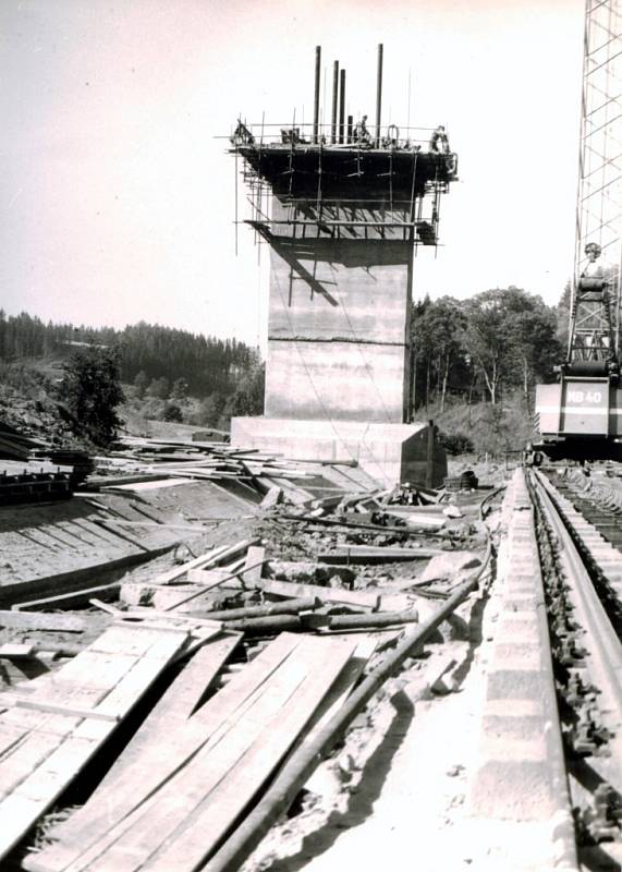 Posuvné bednění, betonáž dříku odběrné věže (léto 1974).