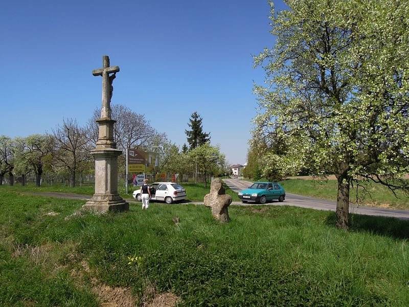 Smírčí kříže a kameny připomínají dávné tragédie a zločiny. V obci Horní Údolí vypráví legenda o zakopané ruce a tajemné síle. 