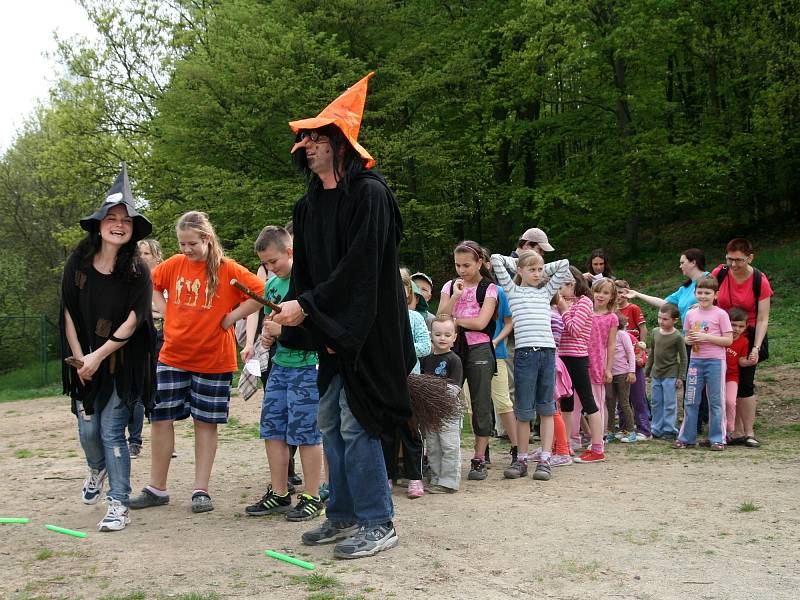 Městský klub mládeže Adamov připravil pro děti na hřišti u základní školy v ulici Ronovská odpoledne plné her a soutěží. S táborákem.
