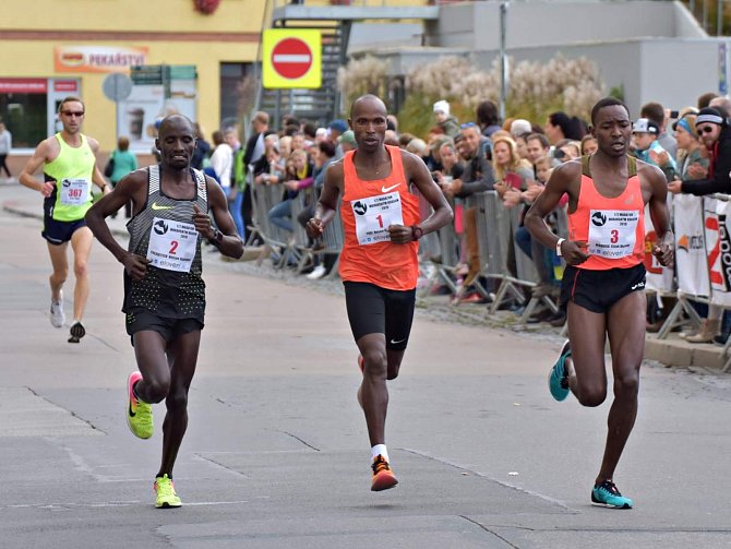 Ve 24. ročníku Půlmaratonu Moravským krasem v Blansku dominovali běžci a běžkyně z Keni.