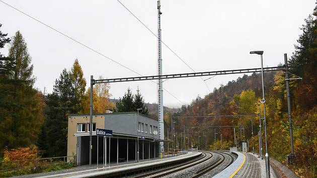 Rekonstrukce železničního koridoru mezi Brnem a Blanskem pokračuje podle plánu. Vlaky tam začnou po roční výluce opět jezdit od 11. prosince. Na snímku úsek Bílovice a Babice nad Svitavou.