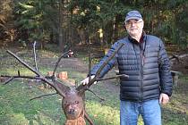 Z oblíbené zoo v Klepačově zmizel jelen. Dětem jsem vyrobil nového, říká autor dřevěných figur Vladimír Vaněk.