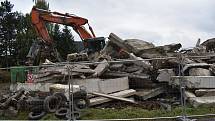 Z balkonu hotelu Velen měli hosté nádherný výhled na zříceninu hradu Boskovice. To už je historie. Teď je z něj hromadu suti. Těžká technika v těchto dnech udělala tečku za jeho více než čtyřicetiletou historií.