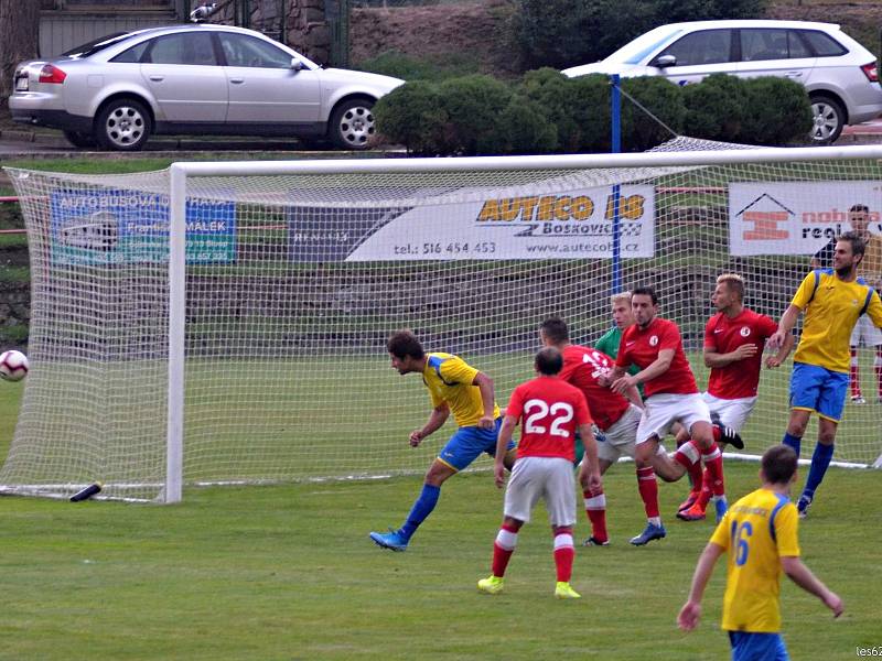 Ve druhém kole krajského přeboru porazily Boskovice (červené dresy) doma Ivančice 1:0.