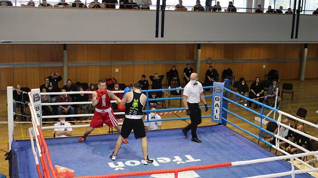 David Klíč (v černém) podlehl ve finálovém souboji zkušenému boxerovi Janu Mužíkovi.