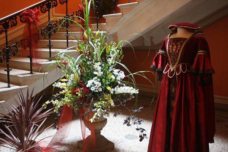 Výstava pohádkových kostýmů a květinových vazeb na zámku v Lysicích na Blanensku.