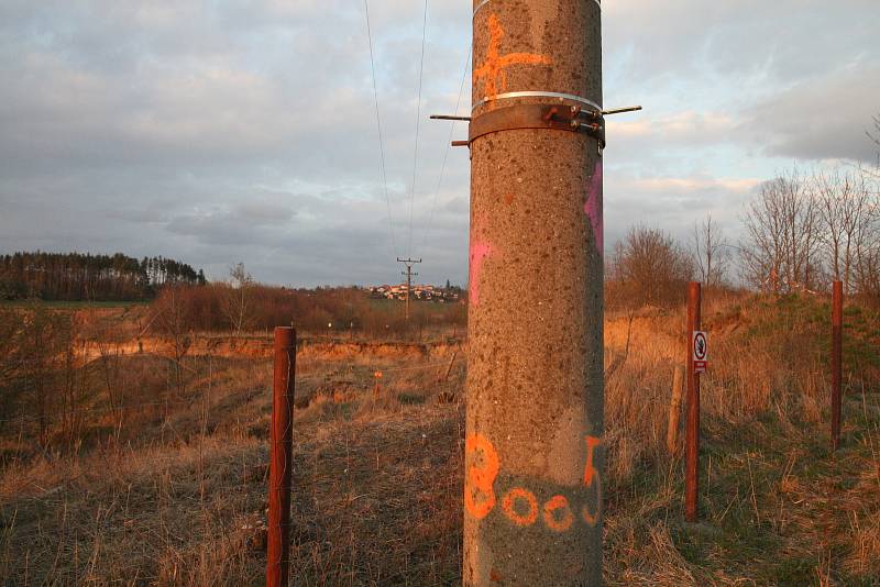 V kamenolomu poblíž obce Újezd u Boskovic došlo před časem k sesuvu půdy. Podle odborníků za něj mohla podmáčená skládka. Těžaři musí zajistit přeložku elektrického vedení.