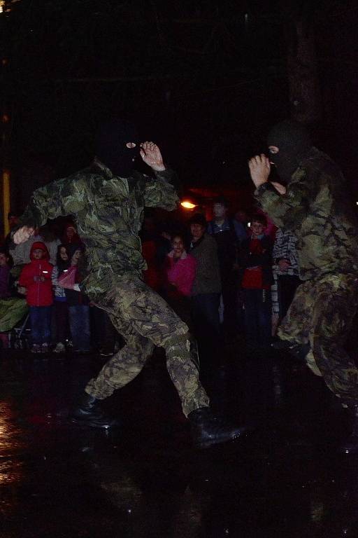 Po pietních aktech u Památníku zvůle a násilí u kostela sv. Prokopa a Památníku umučených u koupaliště prošel městem za doprovodu Velkého dechového orchestru ZUŠ Letovice lampionový průvod.