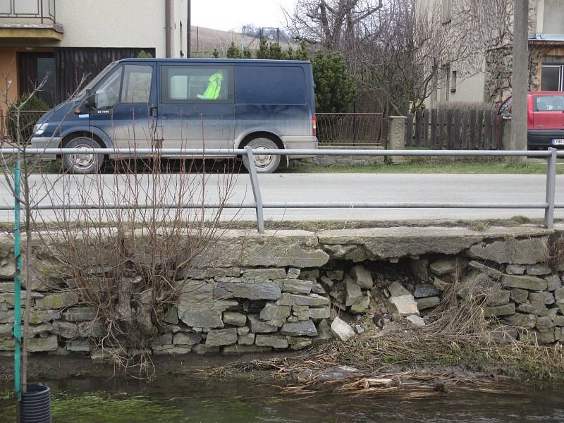 Zkroucené a místy vyvrácené zábradlí. Rozdrolená opěrná zeď, ve které jsou velké díry. Asi metr a půl pod silnicí pak teče potok Úmoří. Tak vypadá několik desítek metrů dlouhý úsek při výjezdu z Drnovic ve směru na Skalici nad Svitavou.