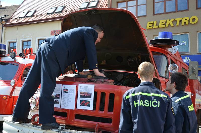 Historickou i současnou hasičskou techniku obdivovali v sobotu malí i velcí návštěvníci Boskovic. Na tamním Masarykově náměstí se konal Hasičský den. Do města se sjeli zástupci dobrovolných hasičů z celého Blanenska.