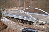 U Adamova otevřeli nový silniční most.