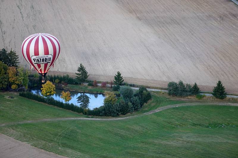 Ve vzduchu potkal motorový paraglidista Petr Buchta z Adamova horkovzdušný balon a vyfotografoval Macochu.