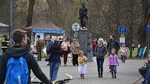 V Blansku vítali jaro a vynesli smrtku. Slavnosti jara ovládly v sobotu park na nábřeží řeky Svitavy.