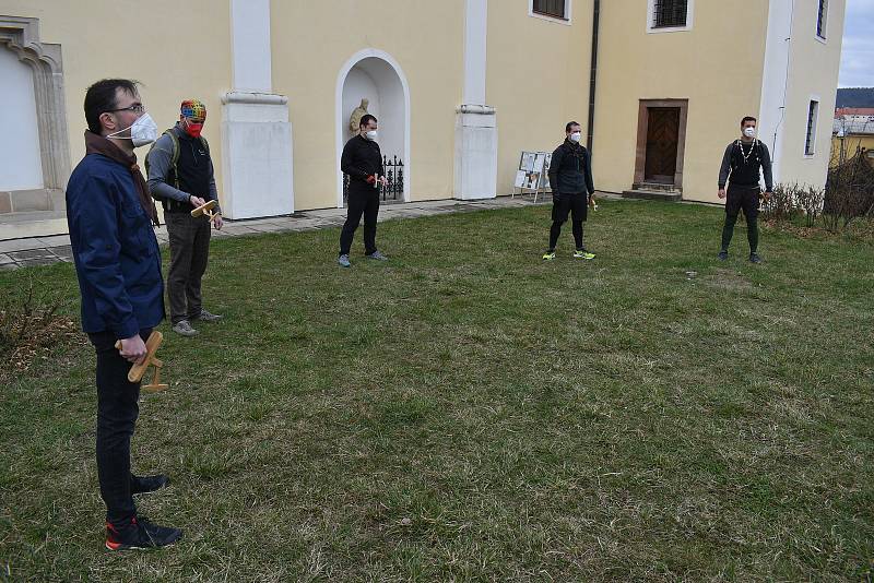 Prostranství před kostelem svatého Martina v Blansku rozeznělo v pátek v pět hodin odpoledne klapání. Blanenští skauti v kruhu s dřevěnými nástroji připomenuli dávnou velikonoční tradici.