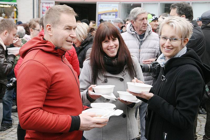Štědrovečerní polévka pro chudé i bohaté v Boskovicích chutnala. Na dobročinné účely přinesla bramboračka přes sedmdesát tisíc korun.