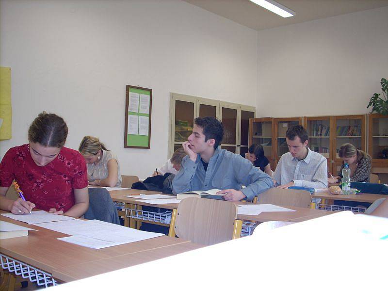 V úterý se studenti blanenského gymnázia vrhli do maturitních písemných zkoušek.