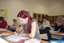 V úterý se studenti blanenského gymnázia vrhli do maturitních písemných zkoušek.