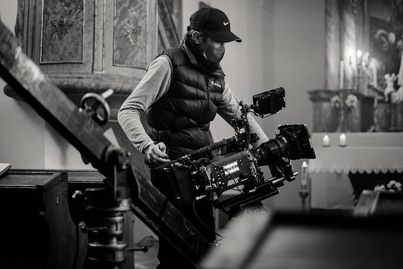 Filmový štáb studentů z FAMU a dalších uměleckých škol začal natáčet krátkometrážní snímek v obci Rozhraní na pomezí Svitavska a Blanenska. Natáčení přerušil kovid jednoho ze členů štábu. Do lokality se vrátí opět v červnu.