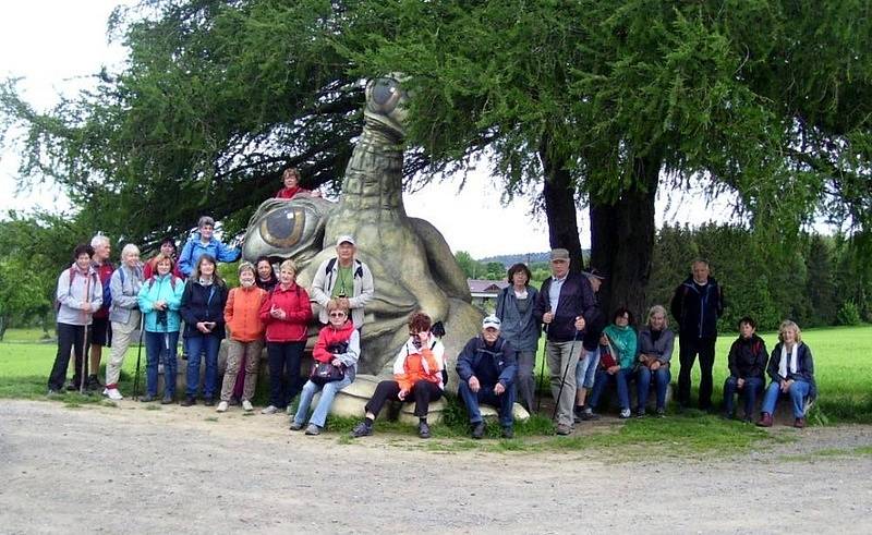 Výlet turistů ze Spartaku Adamov na Rozštípenou skálu.