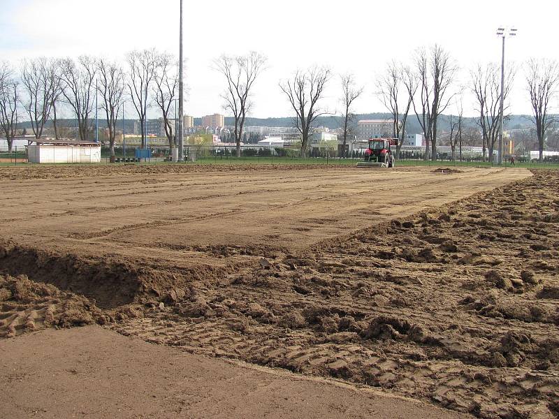 Baseballový stadion Olympie Blansko bude mít nový povrch centrálního hřiště. Padne na něj pět set tun písku a čtyřicet tun antuky. Oprava má stát milion korun.