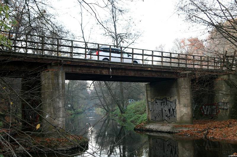 Silnice z Adamova do Bílovic nad Svitavou je podle řidičů nebezpečná. Silničáři zbourají starý most a postaví nový.