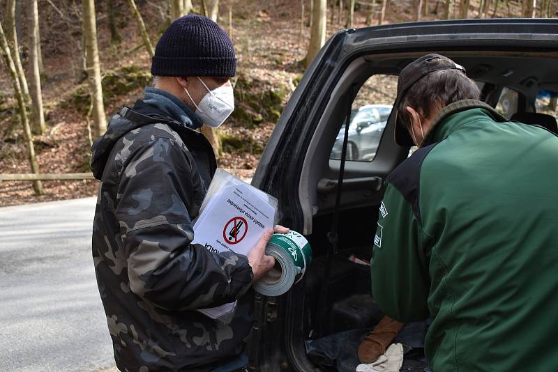 Tři měsíce. Tak dlouho je od pondělí zavřená louka před Býčí skálou v Moravském krasu na Blanensku a její nejbližší okolí. Stejně jako část modré turistické trasy k nedaleké jeskyni Kostelík. Kvůli hnízdění vzácného sokola stěhovavého.