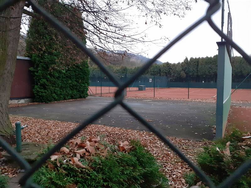 Tenisové kurty na Sportovním ostrově Ludvíka Daňka by si také zasloužily modernější zázemí.