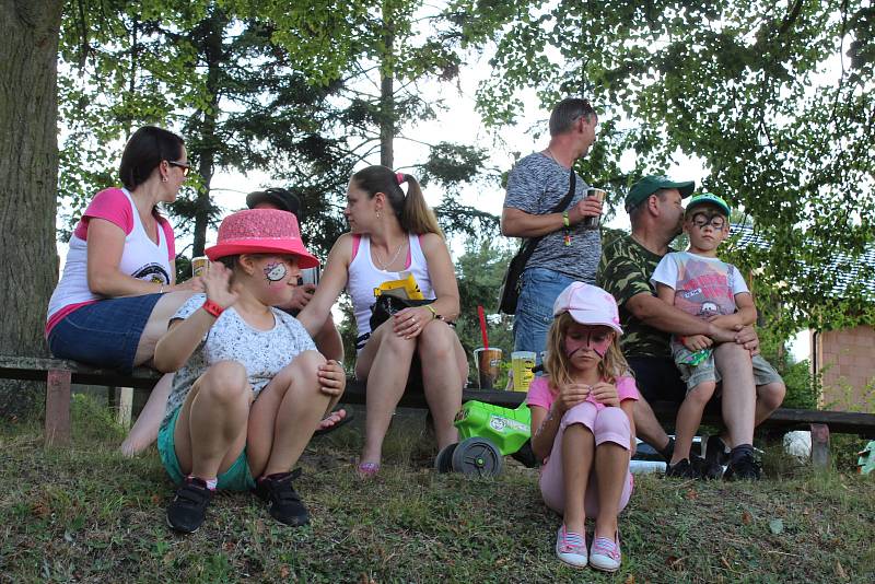 Na Motosrazu ve Voděradech se lidé pobavili a pomohli dětem.