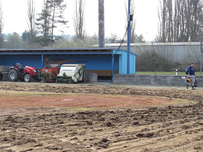 Baseballový stadion Olympie Blansko bude mít nový povrch centrálního hřiště. Padne na něj pět set tun písku a čtyřicet tun antuky. Oprava má stát milion korun.