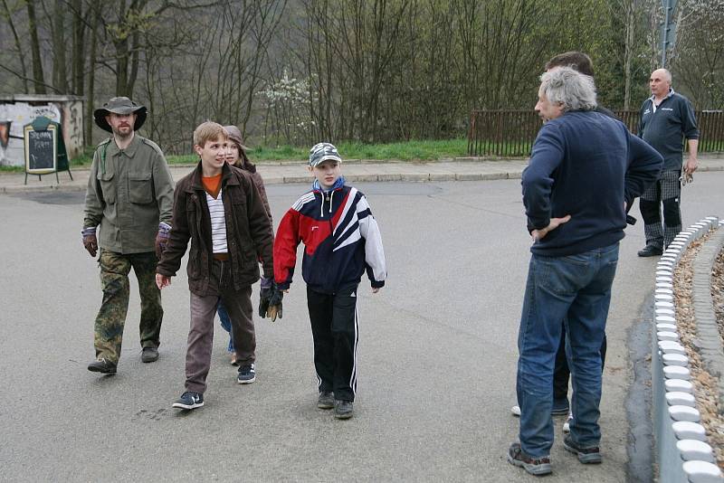 Plastové i skleněné lahve, igelity, plechovky nebo kusy železa. To vše se povalovalo na volných prostranstvích v Adamově. Odpadky ve čtvrtek odpoledne uklízely při akci Za Adamov čistější desítky dobrovolníků.