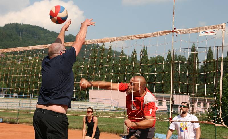 Tři antukové kurty na Sportovním ostrově Ludvíka Daňka ovládl v sobotu volejbalový turnaj O pohár předsedy ASK Blansko. Na dvaatřicátý ročník přijelo devět smíšených družstev. Vyhrály Boskovice.