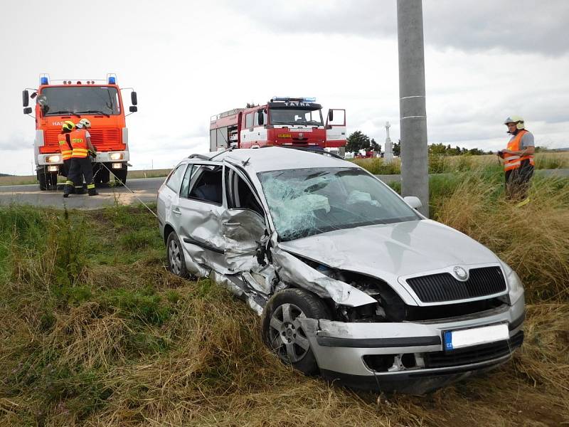 U Lipovce bourala dvě auta. Pro zraněnou spolujezdkyni přiletěl vrtulník.