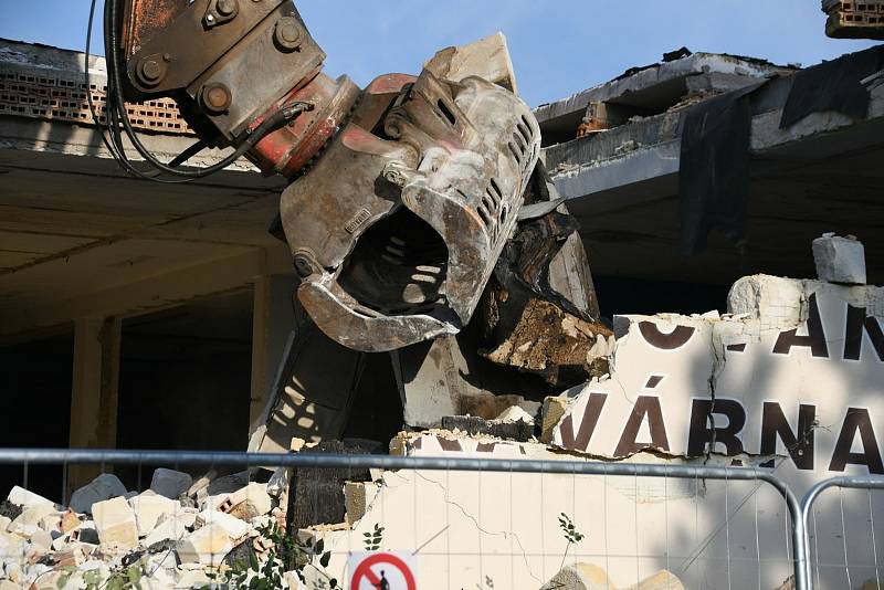 Těžká technika začala v úterý s demolicí boskovického hotelu Velen.