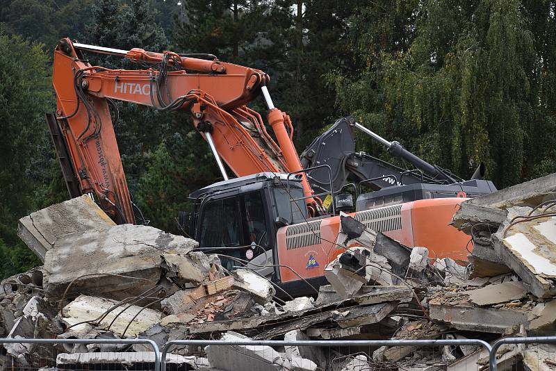 Z balkonu hotelu Velen měli hosté nádherný výhled na zříceninu hradu Boskovice. To už je historie. Teď je z něj hromadu suti. Těžká technika v těchto dnech udělala tečku za jeho více než čtyřicetiletou historií.