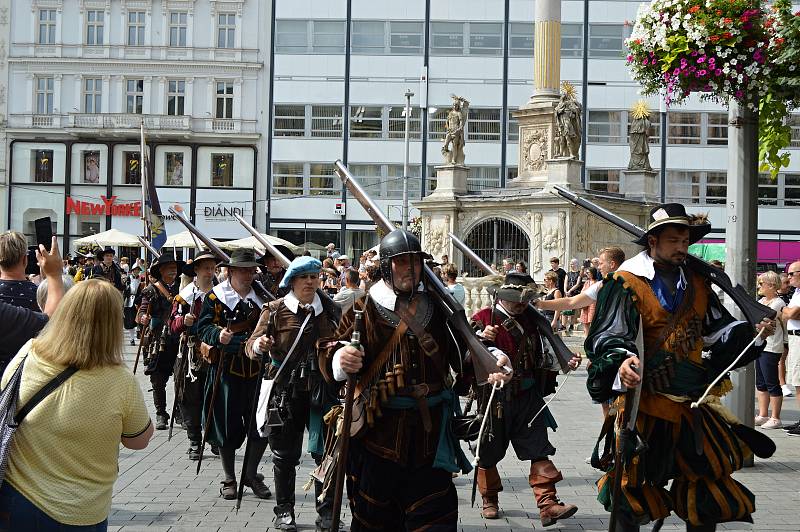 Průvod městem čítal téměř 220 pěších vojáků, kteří prošli od Denisových sadů přes náměstí Svobody.